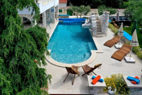 Luxury Villa with Pool, Jacuzzi, Sauna and Gym
